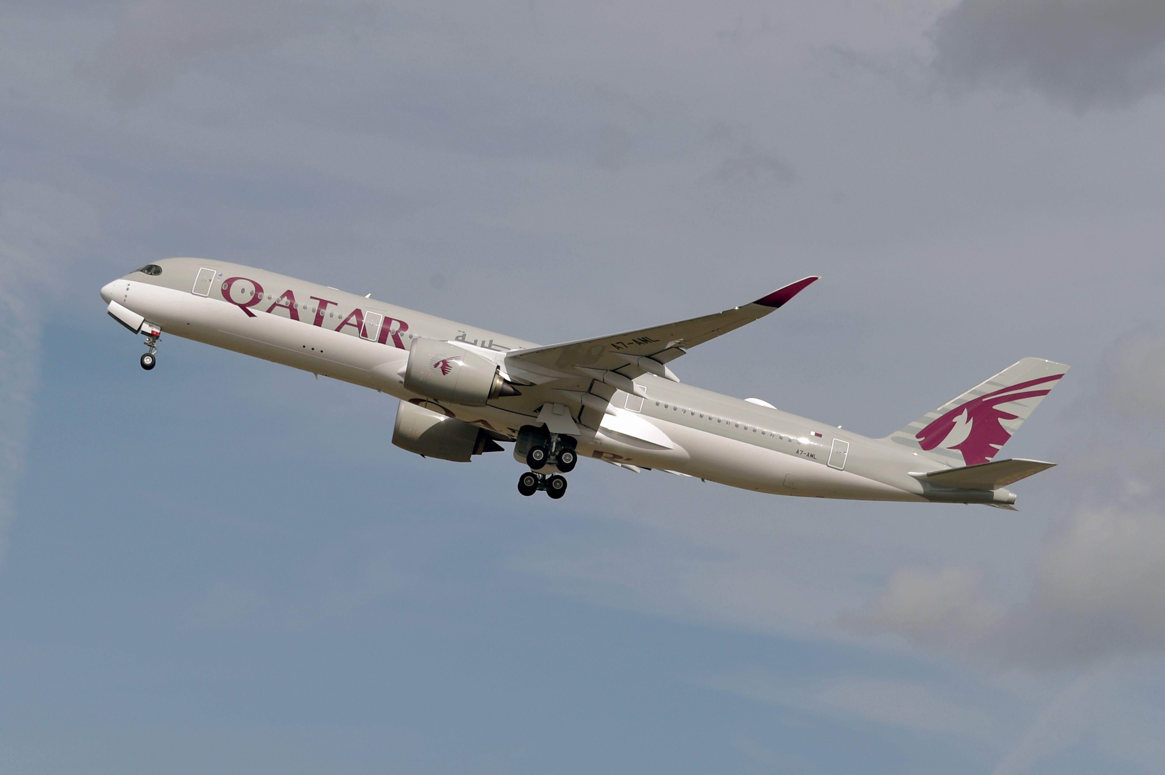 Qatar Airways, la segunda mayor compañía de la región después de Emirates (Dubai), forma parte de los escasos transportistas que siguen operando, pero solo al 40% de su capacidad.
 (Foto: AFP / PASCAL PAVANI)