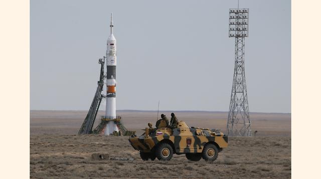 Un vehículo blindado para transporte de personal pasa a la altura de la nave espacial Soyuz TMA-18M que lleva a la nueva tripulación de la Estación Espacial Internacional. El cohete despegó del cosmódromo de Baikonur, un centro de lanzamiento ruso en Kaza