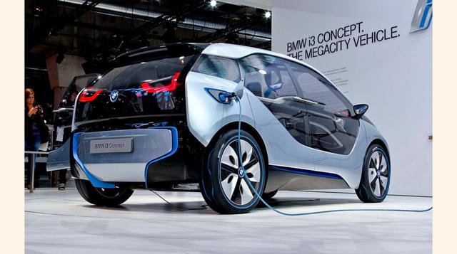 Carros eléctricos atractivos. BMV lanzó su versión i3 que va de 113 a 177 km con tres horas de carga y permite utilizar un solo pedal para frenar y acelerar. (Foto: teslamotors)