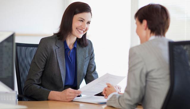 FOTO 3 | 3. Está presente
Esto tiene que ver con la intención de estar presente y ser consciente de lo que estás viendo, y puedes demostrar estas habilidades en una junta. Date un momento para escanear el lugar y notar algo interesante en el escritorio de la otra persona (incluso puedes mencionarlo) y asegúrate de verlo a los ojos. Esto puede hacer que la persona se acuerde mejor de ti cuando haya terminado la junta.

Cuando era actriz y me acababa de mudar a Los Ángeles, entré a la oficina de un agente para una entrevista y me quedé embobada con las fotografías que había en las paredes. Resultó que él había tomado esas increíbles imágenes durante un safari en África. Antes incluso de que me sentara, empezamos a platicar sobre sus fotos y halagué de forma genuina su trabajo. El hecho de haberme interesado por su arte puso un tono distinto (y positivo) al resto de nuestra conversación. (Foto: Difusión)