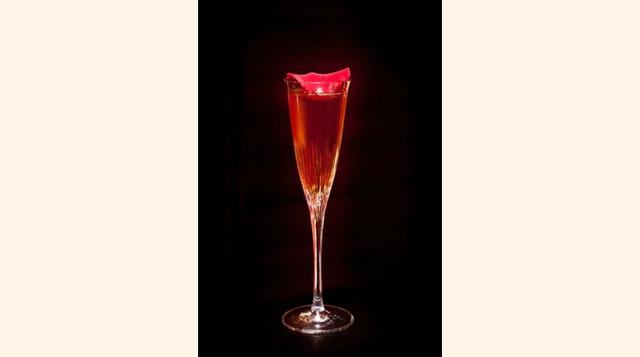 Diamond Jubilee Fizz. Cuesta US$ 16,980 en el Amaranto Bar del hotel Four Season de Londres. Incluye cognac Remy Martin Louis XIII, licor de arándanos, esencia de rosa y champagne Louis Roederer Cristal. (Foto: luxeinacity)