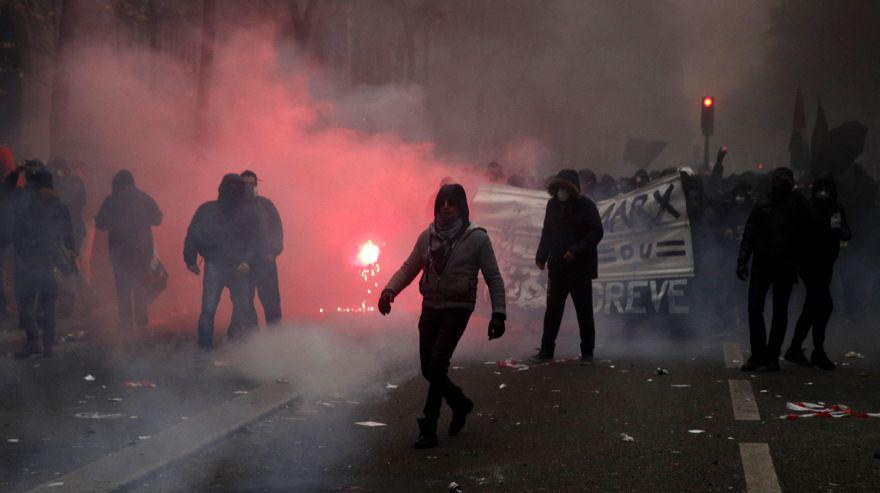 Protestantes con la policía francesa durante una manifestación en los primeros días de diciembre. (Foto: EFE)