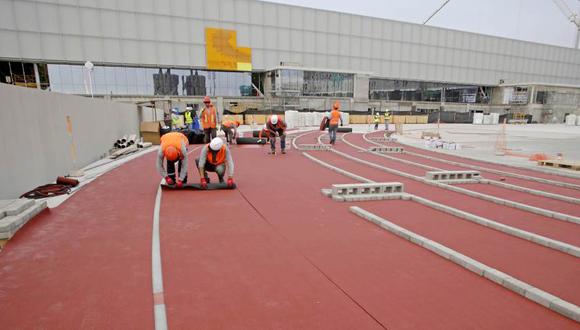 Así inició la instalación de la alfombra roja para la pista auxiliar de atletismo. (Foto: Prensa Panamericanos 2019)