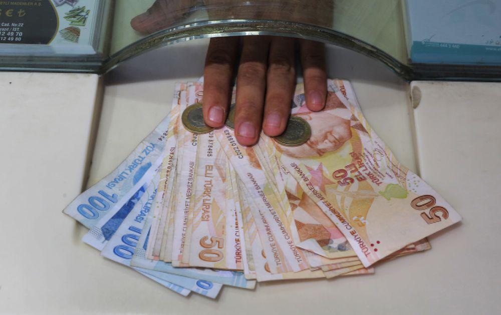 En las primeras horas del lunes en Asia, la lira turca cayó a un nuevo mínimo histórico. (Foto: AP)
