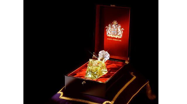 de Clive Christian Majestad Imperial Perfume – $ 215.000 una botella. La botella viene con un diamante blanco deslumbrante incrustado que podría valer por sí solo sobre $ 215.000. Debido a su impresionante precio, sólo se hicieron 20 botellas de Clive Chr