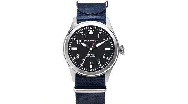 Jack Mason. Este Jack Mason Aviator 3-Hand luce una esfera blanca y negra con correa de lona y una estrella oculta estampada en la corona. Es un reloj ideal para casi cualquier ocasión. Jack Mason Aviator 3-Hand, US$ 185, disponible en Amazon.