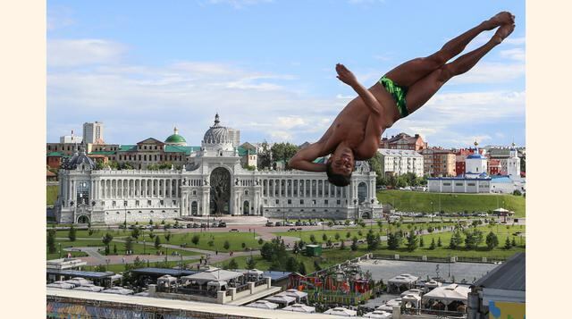 Medallista de plata Bernal Paredes de México compite en 27 metros de alto en la final de buceo masculino en el Campeonato de Natación en Kazán, Rusia. (Foto AP / Denis Tyrin)