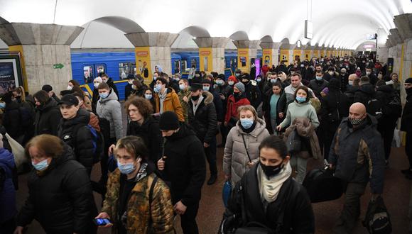 Grupos de estudiantes latinoamericanos esperaban inquietos en el andén la llegada del tren con destino a Lviv, la ciudad más importante del oeste ucraniano, situada a más de 500 kilómetros de la capital. De ahí a la frontera polaca, un paso. (Foto de Daniel LEAL / AFP)