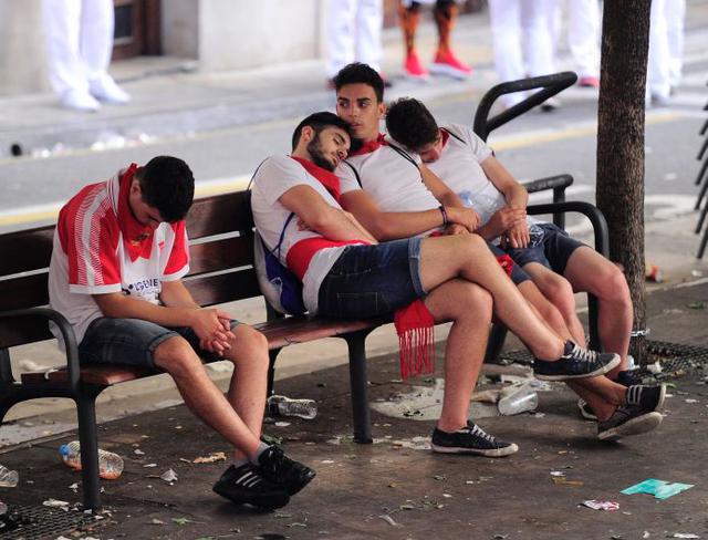 Más que amigos… Los encierros de Pamplona, que atraen anualmente a miles de extranjeros, son visiblemente una oportunidad para hacer y fortalecer grandes amistades, eso sumado al alcohol y la algarabía de la noche anterior. (Foto: AFP)
