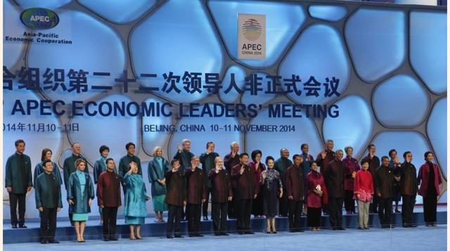 En Pekín 2014, China optó por el clásico traje 'Mao' de seda y cuello alto, mientras que las primeras damas y presidentas lucieron 'qipaos'. La foto trajo gratos recuerdos para los fans de Star Trek.