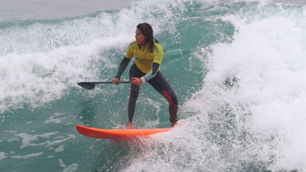 Vania Torres se llevó la presea dorada en la final de SUP femenino de Lima 2019. (Foto: Alessandro Currarino / GEC)