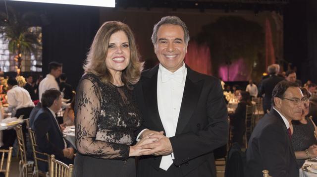 La segunda vicepresidenta del Perú, Mercedes Aráoz, posa al lado del congresista y tenor, Francesco Petrozzi, quien estuvo a cargo de amenizar la velada ante todos los mandatarios presentes en la cena de gala de la APEC 2016.