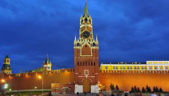 FOTO 5 | 5. La Plaza Roja y el conjunto del Kremlin, en Moscú, están rodeados por una muralla de formas características, y una serie de torres de defensa. La mas bella de dichas torres es la Torre del Salvador, la puerta “santa” del Kremlin; tal vez por ello, se escogió para albergar un reloj que ocupa tres pisos de altura y pesa 25 toneladas.