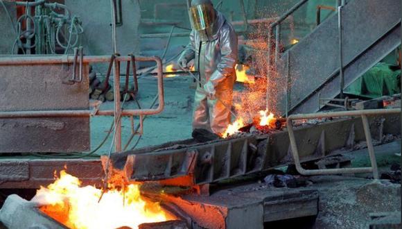 Trabajador supervisa un proceso en una planta de refino de cobre de la minera estatal Codelco en Ventanas, Chile. (Foto: Reuters/Rodrigo Garrido)