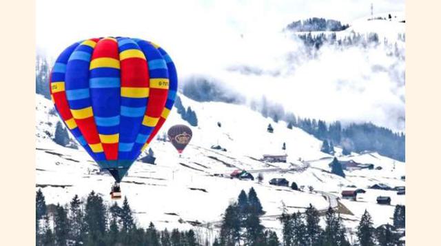 Festival Internacional de Globos Aerostáticos de Château – D'oex, Suiza. Entre el 22 y el 30 de enero los coloridos globos vuelan entre las blancas montañas de los Alpes Suizos, en la localidad de Château d'Oex, a unos 40 minutos desde Lausanne.