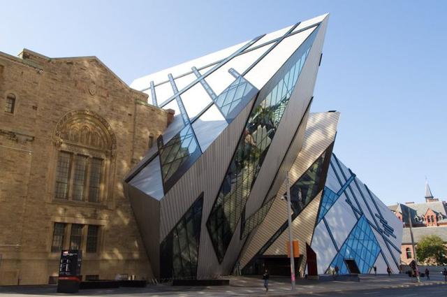 8. El museo más grande de Canadá, el Royal Ontario Museum parece un cristal que sobresale de una roca.