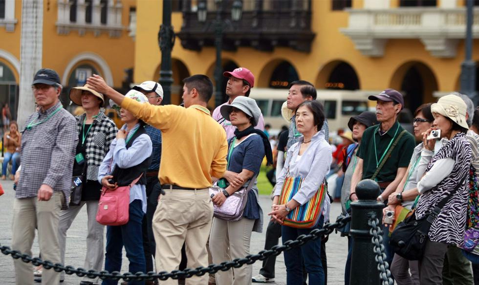 Foto 1 | Guía de turistas. Como buen citadino, seguramente debe de conocer muy bien los mejores y más visitados lugares de la ciudad. Si domina la historia de nuestro país y le apasiona narrarla, puede incorporarse a un staff de guía de turistas. Si conoce otros idiomas, mucho mejor. (Foto: Perú Express)