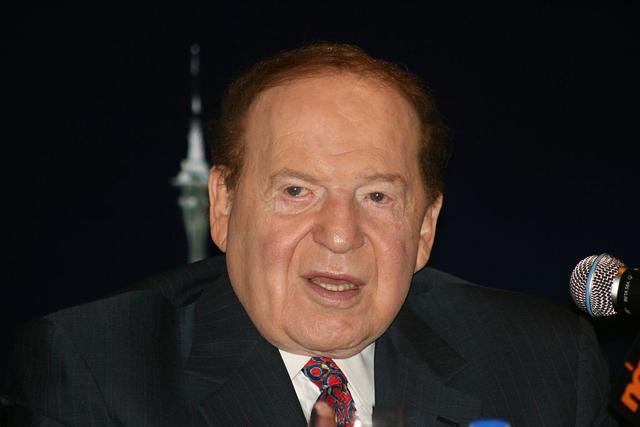 FOTO 7 | 4. Sheldon Adelson – US$ 38,8 mil millones (€31,3 MM). Sheldon Adelson, “el rey del casino”, inició su vida en condiciones económicas muy escasas, así que desde muy temprano salió a trabajar. A los 12 años vendía periódicos en Boston. Asistió a la Universidad de Nueva York pero a los dos años se retiró para servir en el ejército. Emprendió muchos proyectos antes de lograr el éxito, desde máquinas expendedoras hasta bienes raíces. Finalmente se hizo rico con su imperio de casinos Las Vegas Sands, del cual es CEO.
