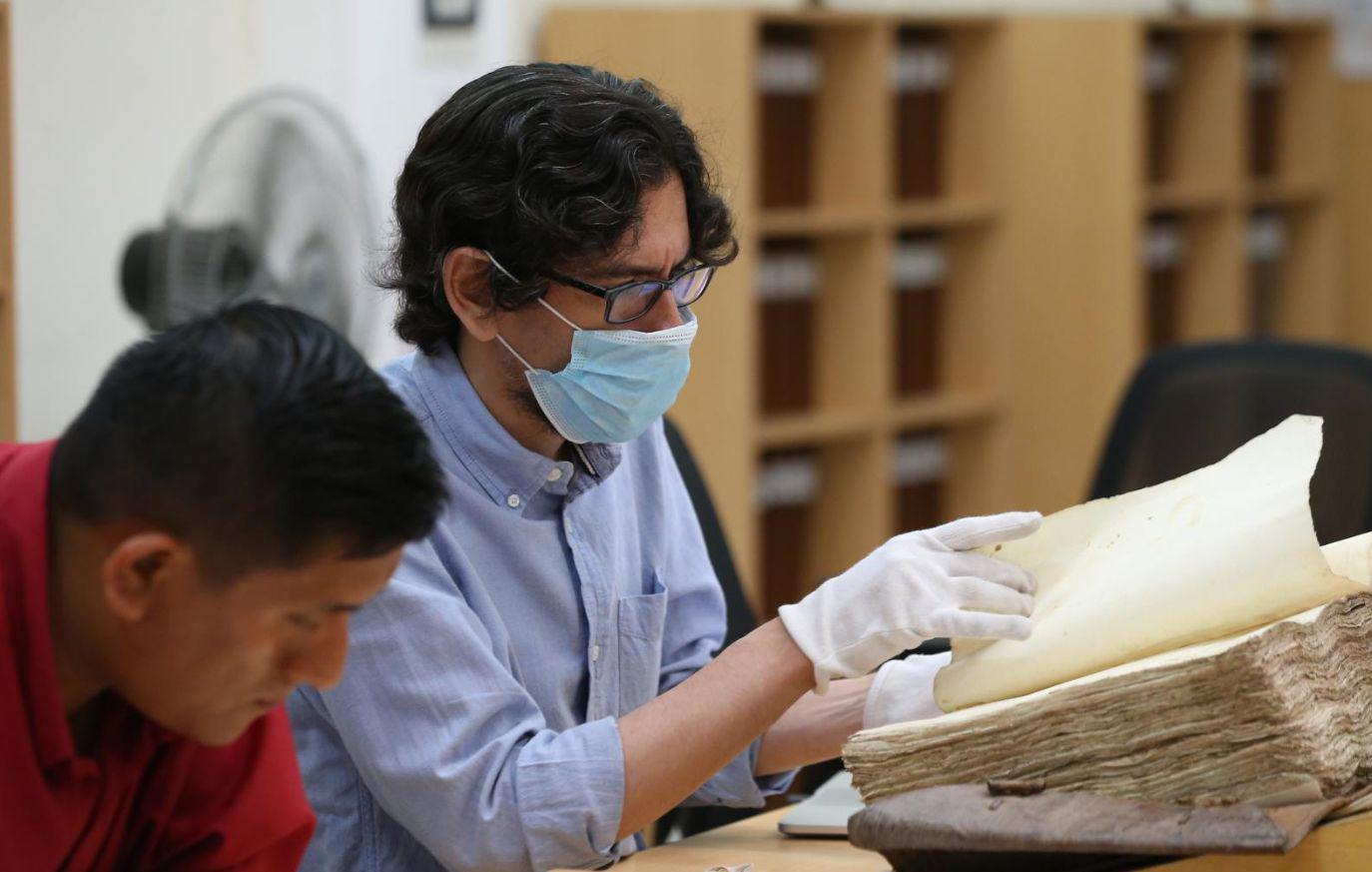 Historiador revisando algunos de los documentos disponibles para los visitantes.