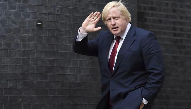 FOTO 1 | Boris Johnson. El exalcalde de Londres fue uno de los artífices de la victoria del Brexit en el referéndum del 2016. Nombrado ministro de Relaciones Exteriores inmediatamente después por May, criticó constantemente su estrategia en la negociación con Bruselas y acabó dimitiendo en julio para convertirse en uno de sus más feroces rivales. Carismático, popular y políticamente hábil, "Bojo", de 54 años, provoca opiniones divididas dentro de la formación conservadora. Sigue, sin embargo, siendo el favorito de las casas de apuestas británicas. (Foto: EFE)