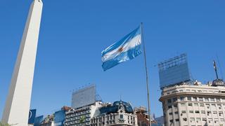 Argentina sube de 45% a 60% tasa de interés de referencia para frenar corrida cambiaria