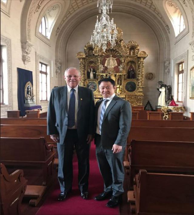 FOTO 3 | El mismo presidente Kuczynski acompañó a Kenji en su recorrido y no dudó en tomarse fotos con el congresista del partido de oposición.