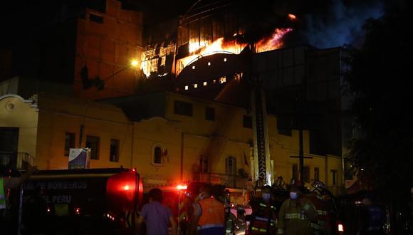 Incendio se registró la noche del jueves 30 de diciembre. (Foto: Leonardo Fernández y Hugo Pérez @photo.gec)