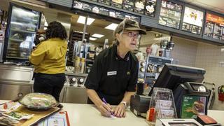 EE.UU.: Adultos mayores reemplazan a jóvenes en cadenas de comida rápida