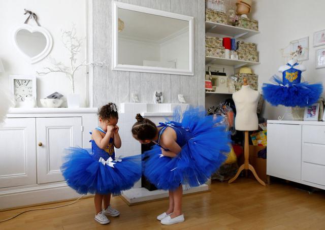 Una imagen muy tierna en la que Milli Astill, de 7 años, persuadí a Lissi-Lu, de 3 años, para dejase de llorar y tomarse una foto juntas en Leicester, Gran Bretaña. (Foto Reuters)