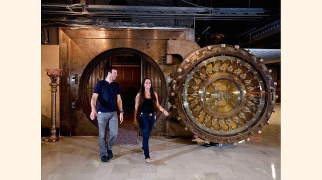 7. Una bóveda de banco readaptada sirve como sala de reuniones para Quicken Loans en su sede de Detroit.