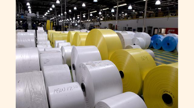 La fabricación de cada bolsa de plástico emite unos cuatro gramos de CO2. La fabricación de las 2.91 millones de bolsas que se consumen anualmente en Lima Metropolitana emite una tonelada de CO2, lo que equivale a la emisión de un automóvil al recorrer 7,