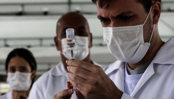 Un trabajador de la salud prepara una dosis de la vacuna Sinovac en un centro de vacunación. (Foto: EFE).