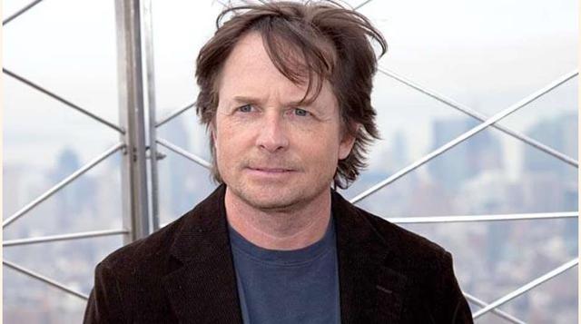 3.- Michael J. Fox  sufre Parkinson.a recordada estrella de la trilogía 'Volver al Futuro' fue diagnosticado de está temible enfermedad a la edad de 30 años, por lo que el actor se dedicó a difundir en los medios los problemas que trae este pade