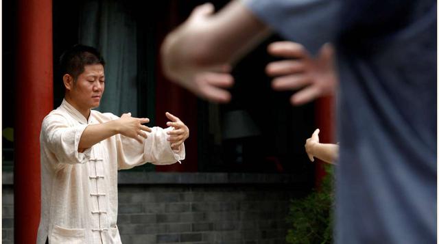 El maestro Xing XI enseña a estos estudiantes técnicas de Kung-Fu. (foto:reuters).(Kim Kyung-Hoon)