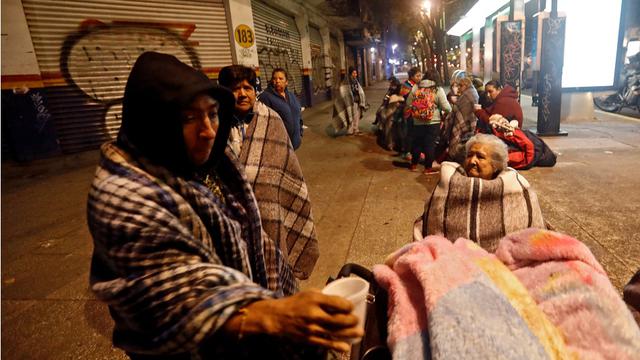 Foto 9 | Si no hay una mesa o escritorio cerca de usted, cúbrase la cara y la cabeza con sus brazos y agáchese lejos de ventanas y estanterías.