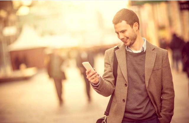 FOTO 26 | DESCARGA LAS APLICACIONES QUE SON IMPRESCINDIBLES.  Para los trotamundos que son conscientes de los costos, hay pocas aplicaciones avaladas por expertos que hacen que ahorrar en viajes sea una tarea fácil. "Hopper, que es conocida por sugerir horarios baratos para volar y la posibilidad de reservar vuelos, ha comenzado a incursionar en las predicciones de tarifas de los hoteles y las reservas de habitaciones", dice Sampson. "Y con Hotel Tonight, que era una opción a corto plazo, donde solo se podía reservar una habitación en un plazo de siete días, se ha ampliado a una ventana de hacer reservaciones con 100 días de anticipación", agrega. Dejando a un lado las herramientas de viaje, Dubash recomienda mantenerse al día descargando las aplicaciones de tus marcas de viajes favoritas. "Me gusta tener mi aplicación de aerolíneas y de hoteles en mi teléfono, así puedo verificar en línea y ahorrar tiempo", explica. (Foto: Getty)