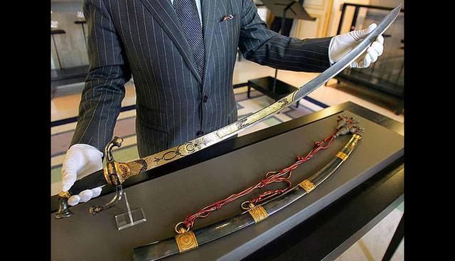 FOTO 7 | 7. Antigua espada con incrustaciones de oro de Napoleón. Durante la histórica batalla de Marengo en 1800, el emperador Napoleón Bonaparte dirigió a sus tropas en un ataque sorpresa para expulsar a los austriacos de Italia.

Durante el ataque, el general republicano sostenía en su mano una espada adornada con incrustaciones de oro, la misma espada que usó en su campaña en Egipto.

No es solo el opulento diseño dorado lo que hace que esta espada sea tan valiosa. Su papel histórico lo convierte en uno de los objetos antiguos más valiosos del mundo, con un valor de $6,5 millones (€5,8 millones) cuando se vendió por última vez en una subasta en 2007.

La espada de suaves curvas, con incrustaciones de oro y de 32 pulgadas de largo, fue una inspiración que Napoleón extrajo de su campaña en Egipto. (Foto: Luxatic)