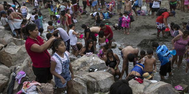 FOTO 13 | En esta imagen, tomada el 23 de febrero de 2020, los bañistas se visten tras pasar el día en la playa de Agua Dulce, en Lima, Perú. La mayoría de los bañistas van y vuelven a sus casas en transporte público desde el arenal ubicado a 20 kms (12 millas) del centro de la ciudad. (AP Foto/Rodrigo Abd)