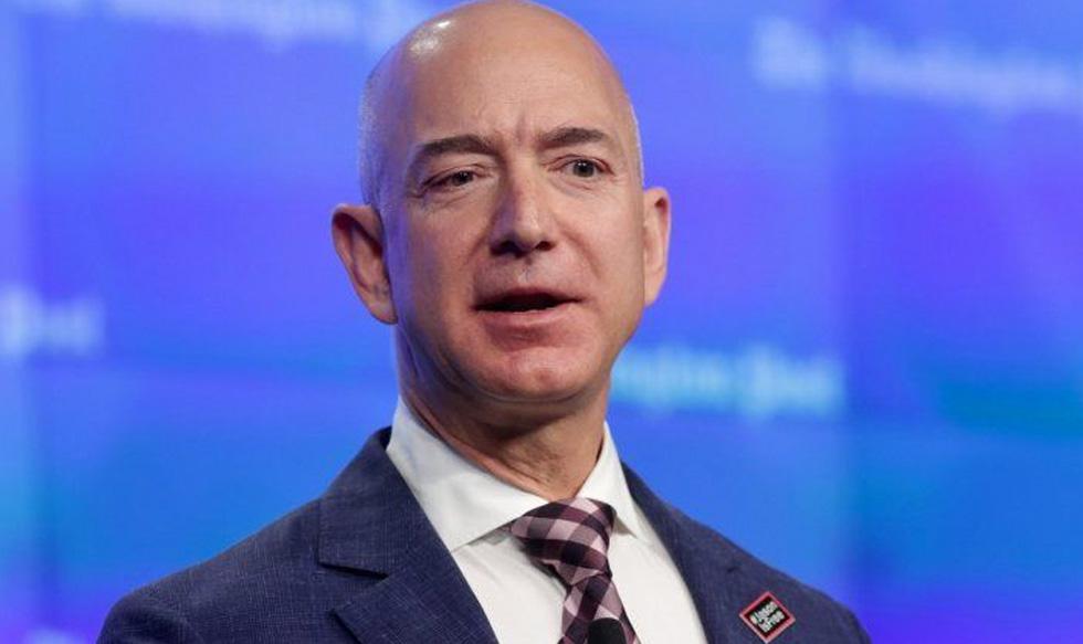 FOTO 1 | Así quiere aplicar Jeff Bezos la inteligencia artificial a la logística

Bezos quiere anticiparse a las compras de sus clientes gracias a la inteligencia artificial para mejorar su red de logística. Con esta tecnología es posible crear patrones de compra muy precisos de sus clientes habituales 
–previendo el producto, la marca y el precio que comprará– y realizar envíos anticipados a sus centros de distribución. Antes incluso de que los clientes hayan cursado el pedido, el sistema da la orden de acercarlo al centro más próximo al domicilio del consumidor. Mientras desarrolla esta idea ya está probando un nuevo servicio que va a transformar la forma de vender ropa: Amazon Prime Wardrobe, que se puede resumir como un servicio de paga después de probar el producto. Permite comprar entre tres y 15 prendas, probártelas durante siete días, y sólo cuando hayas decidido con cuáles te quedas abonar su precio. El resto se devuelven sin ningún sobrecoste. Para animar aún más las ventas, ofrece descuentos en base al número de prendas que se adquieran finalmente y que pueden llegar al 20% del tique de compra, si se adquieren cinco o más prendas. Es un servicio que, de momento, se está probando en Estados Unidos y que sólo está disponible para sus clientes Prime, pero que llegará en breve al resto del mundo.