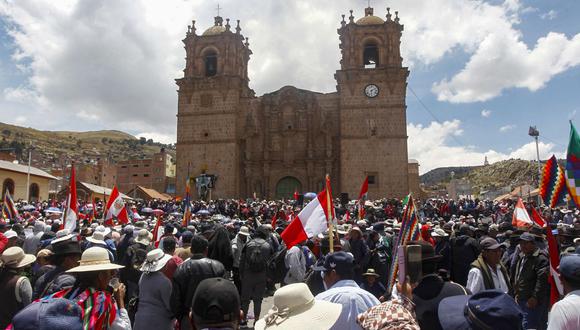 Cientos de simpatizantes del derrocado presidente Pedro Castillo marchan hacia la ciudad de Puno, en el sur de Perú, el 9 de enero de 2023. (Foto de Juan Carlos CISNEROS / AFP)