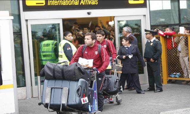 Martes 2. La sobreventa de "pasajes aéreos":http://gestion.pe/tu-dinero/sobreventa-pasajes-aereos-infraccion-al-codigo-consumidor-alerta-indecopi-2188774 es una infracción al Código del Consumidor, alertó Indecopi. Ivo Gagliuffi, presidente del 