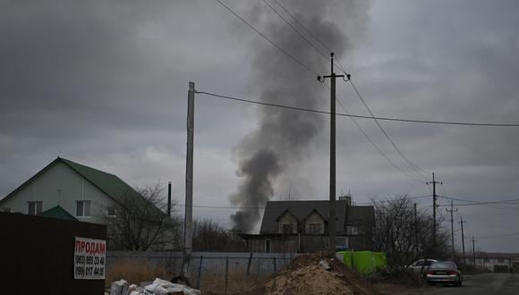 Esta fotografía muestra el humo que se eleva cerca de la ciudad de Hostomel y el aeropuerto Antonov, en el noroeste de Kiev. (Foto: Daniel LEAL / AFP)