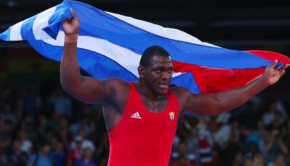 FOTO 1 | Mijaín López (CUB, lucha grecorromana)
El currículum del luchador cubano Mijaín López no tiene parangón entre los participantes en los Panamericanos: es cinco veces campeón mundial (2005, 2007, 2009, 2020 y 2014), tres veces campeón olímpico (2008, 2012 y 2016) y cuatro veces campeón panamericano (2003, 2007, 2011 y 2015), botín que está dispuesto a aumentar en Lima con un nuevo oro continental. Participa en la categoría de -130 kilos de la lucha grecorromana. Compite el 8 de agosto. (Foto: Cubadebate)
