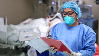 Médicos podrán tener dos empleos en el sector público, tras promulgación de ley