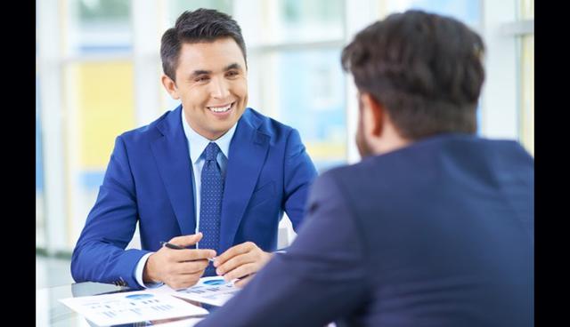 FOTO 12 | 12. No permitas que tu ego te distraiga. Los eventos y las entrevistas son una forma increíble de dar a conocer tu marca y de mostrar tu talento a los demás. Pero cuando no te están ayudando a conseguir tus objetivos, sólo te están haciendo perder tiempo.
Tomemos por ejemplo a Lee Iacocca. Él fue un gran emprendedor que ayudó a Chrysler a pasar de estar casi en la quiebra a superar el desempeño del mercado en tres a uno. Sin embargo, en algún momento se distrajo. Pasaba casi todo su tiempo saliendo en programas de televisión y haciendo comerciales. Incluso consideró la posibilidad de postularse para la presidencia.
¿Qué pasó a continuación? Chrysler decayó y sus competidores lo superaron. (Foto: Freepik)