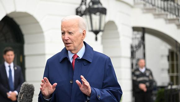 El presidente de los Estados Unidos, Joe Biden, habla con los miembros de los medios de comunicación en el jardín sur de la Casa Blanca en Washington, DC, el 29 de mayo de 2023. (Foto de Mandel NGAN / AFP)