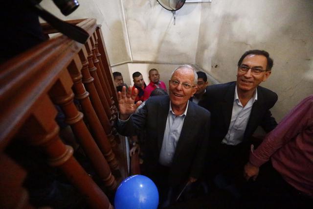 Foto 18: PPK junto con Vizcarra y Aráoz pasaron a segunda vuelta con 21% de votos. Antes de la segunda vuelta tuvo un altercado con el hoy congresista y exalcalde de San Miguel, Salvador Heresi a quien le negó ser vocero del partido.
