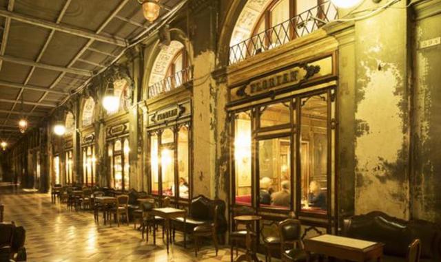 Café Florian (Venecia, Italia). El café más antiguo de Europa abrió sus puertas en 1720 ocupa un lugar privilegiado bajo los pórticos de la plaza de San Marcos, la gran plaza mayor veneciana. Como la mayoría de grandes cafés europeos, las salas interiores