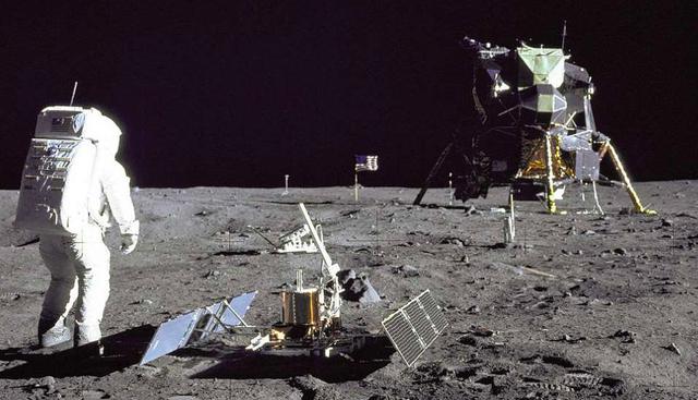 FOTO 8 | Buzz Aldrin ha sido el único astronauta que ha celebrado un oficio religioso en la Luna: pidió permiso a la iglesia presbiteriana para poder tomar la comunión, por eso se llevó un lote compuesto de una forma sagrada y un poco de vino. (Foto: NASA)