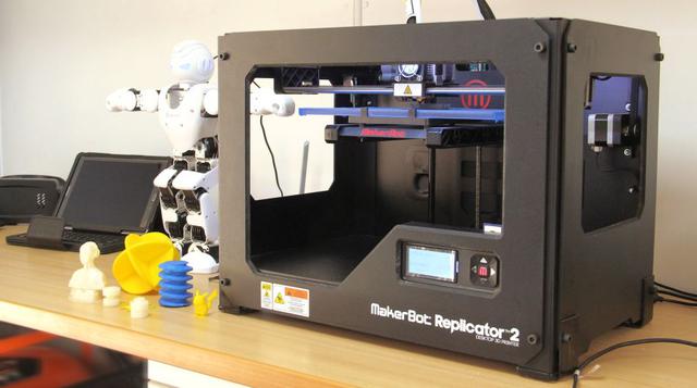 Los alumnos tienen la posibilidad de usar impresoras 3D para producir los prototipos de sus proyectos: puede ser una tuerca que conecte equipos o una hélice que impulse el agua, las posibilidades son múltiples.